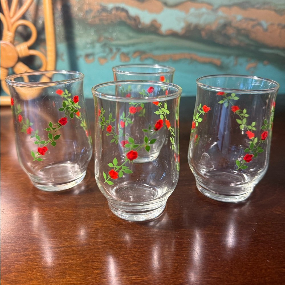 Set of 4 vintage Anchor Hocking climbing rose glasses. 3.5” tall